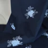 Voile de coton brodé fleurs bleu ciel fond bleu marine