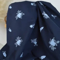 Voile de coton brodé fleurs bleu ciel fond bleu marine