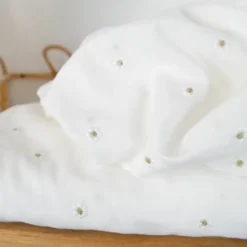 Voile de coton brodé marguerites fond blanc