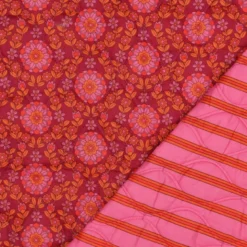 Voile de coton matelassée motif fleurs et rayures rose et bordeaux