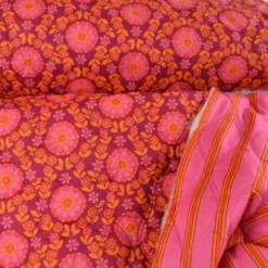 Voile de coton matelassée motif fleurs et rayures rose et bordeaux