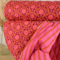 Voile de coton matelassée motif fleurs et rayures rose et bordeaux