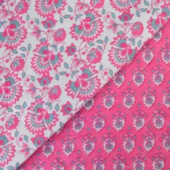 Voile de coton matelassée motif fleurs roses fuchsia