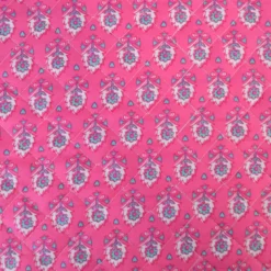 Voile de coton matelassée motif fleurs roses fuchsia