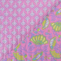 Voile de coton matelassée motif fleurs jaunes et roses