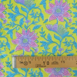 Voile de coton matelassée motif fleurs jaunes et rayures bleues