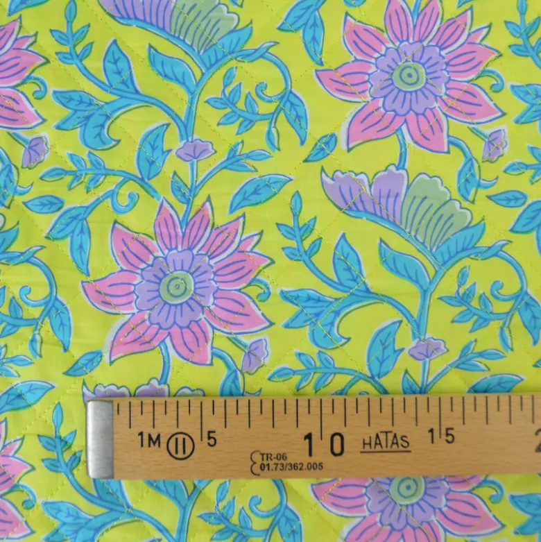 Voile de coton matelassée motif fleurs jaunes et rayures bleues
