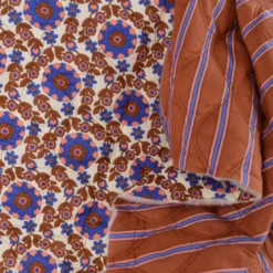 Voile de coton matelassée motif fleurs et rayures Cobalt et caramel