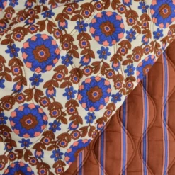 Voile de coton matelassée motif fleurs et rayures Cobalt et caramel