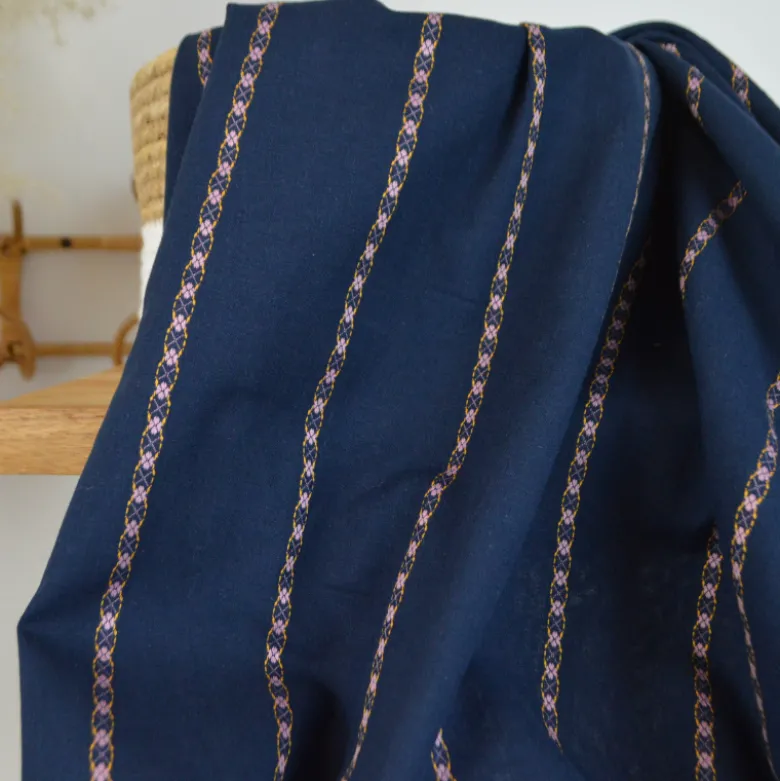 Voile de coton à rayures fines jacquard bleu marine