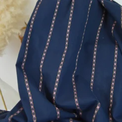 Voile de coton à rayures fines jacquard bleu marine